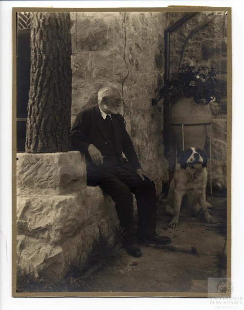 Miguel de Unamuno con su perro. 
fotografía de la USAL