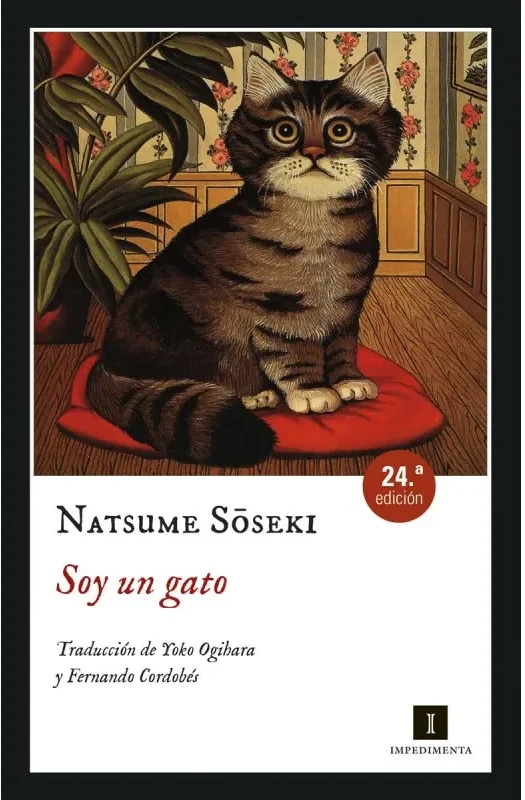 Portada del libro Soy un gato de Natsume Sōseki, con la ilustración de un gato atigrado sentado sobre un cojín rojo en una habitación decorada con papel tapiz y plantas.