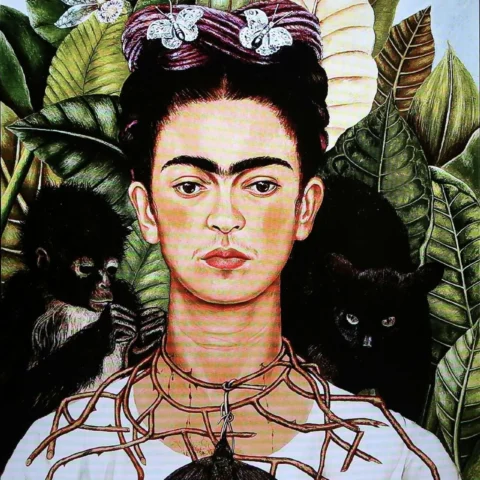 Retrato pintado de una mujer de cejas pobladas con cabello trenzado adornado con mariposas, rodeada de hojas, un mono y un gato negro. Lleva un collar hecho de ramas del que cuelga un colibrí muerto.