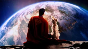 Figura de un superhéroe con capa roja y un perro sentado a su lado, ambos observando el planeta Tierra desde el espacio.
