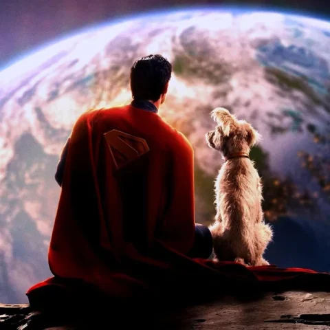Figura de un superhéroe con capa roja y un perro sentado a su lado, ambos observando el planeta Tierra desde el espacio.