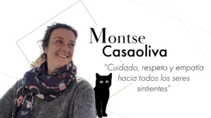 Retrato de una mujer sonriendo, con bufanda estampada y jersey gris, acompañado del nombre ‘Montse Casaoliva’ y la frase ‘Cuidado, respeto y empatía hacia todos los seres sintientes’, junto a la ilustración de un gato negro sobre fondo claro con líneas decorativas.