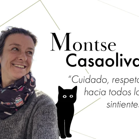 Retrato de una mujer sonriendo, con bufanda estampada y jersey gris, acompañado del nombre ‘Montse Casaoliva’ y la frase ‘Cuidado, respeto y empatía hacia todos los seres sintientes’, junto a la ilustración de un gato negro sobre fondo claro con líneas decorativas.