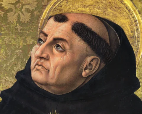 Pintura clásica de santo Tomás de Aquino vestido con túnica oscura, con aureola dorada detrás de la cabeza, fondo decorado en oro y una torre arquitectónica junto a él.