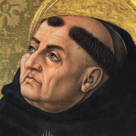 Pintura clásica de santo Tomás de Aquino vestido con túnica oscura, con aureola dorada detrás de la cabeza, fondo decorado en oro y una torre arquitectónica junto a él.