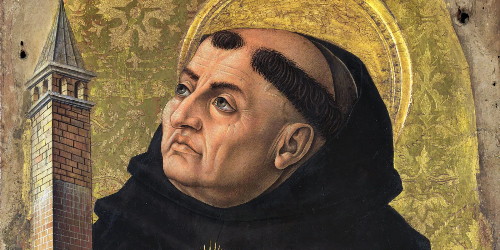 Pintura clásica de santo Tomás de Aquino vestido con túnica oscura, con aureola dorada detrás de la cabeza, fondo decorado en oro y una torre arquitectónica junto a él.