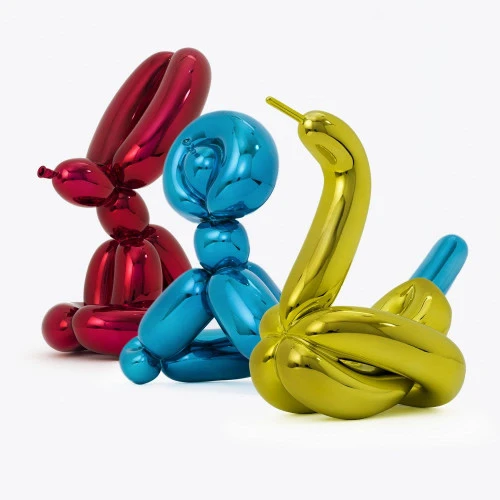Tres esculturas metálicas con forma de animales globo en colores rojo, azul y amarillo sobre fondo blanco.