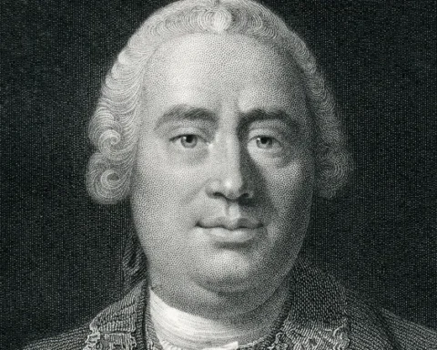 Retrato grabado en blanco y negro del filósofo escocés David Hume, mostrado de frente con peluca del siglo XVIII sobre fondo oscuro.